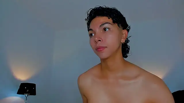 xhenisa  online show from November 11, 2025, 6:30 pm