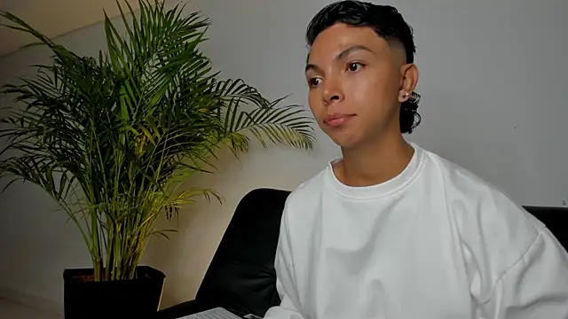 xhenisa  online show from February 1, 2026, 9:46 pm