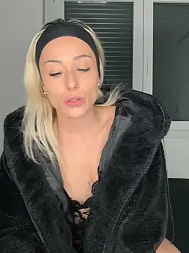 petrouchkaaa  online show from February 2, 2025, 9:02 pm