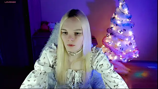 Snapshot of Emily_Nyaffee chatting on December 17, 2024, 9:05 pm Emily Nyaffee online show from December 17, 2024, 9:05 pm