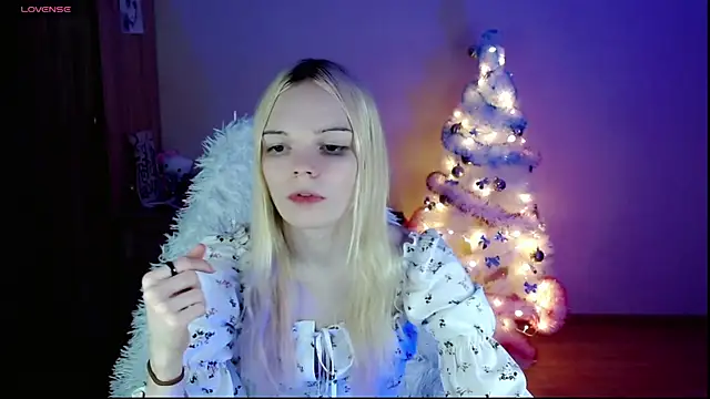 Snapshot of Emily_Nyaffee chatting on December 30, 2024, 10:12 pm Emily Nyaffee online show from December 30, 2024, 10:12 pm