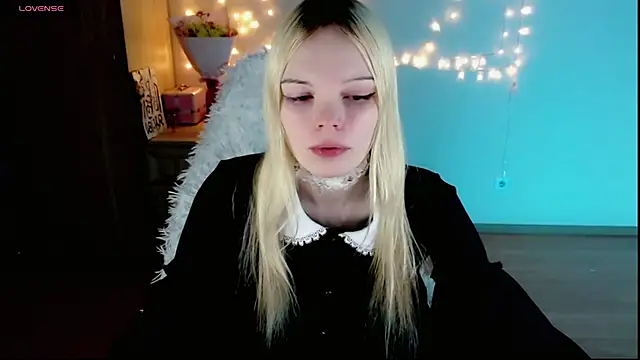 Snapshot of Emily_Nyaffee chatting on February 24, 2025, 10:36 pm Emily Nyaffee online show from February 24, 2025, 10:36 pm