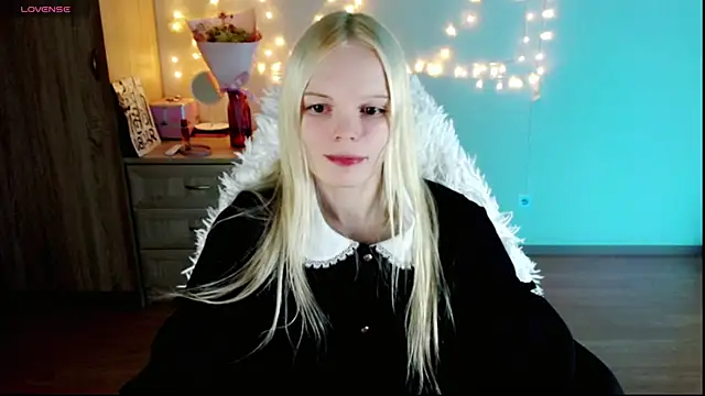 Snapshot of Emily_Nyaffee chatting on March 1, 2025, 8:21 pm Emily Nyaffee online show from March 1, 2025, 8:21 pm