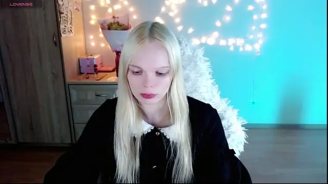 Snapshot of Emily_Nyaffee chatting on March 3, 2025, 3:31 pm Emily Nyaffee online show from March 3, 2025, 3:31 pm