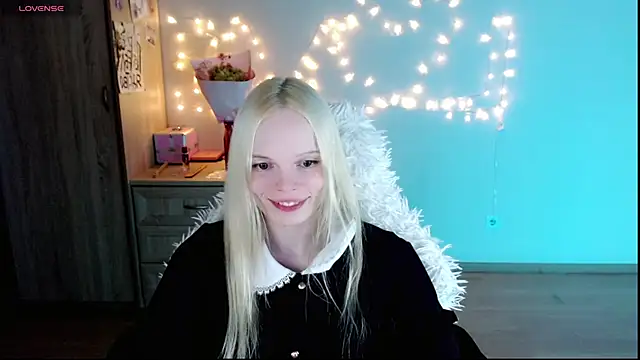 Snapshot of Emily_Nyaffee chatting on March 4, 2025, 11:22 pm Emily Nyaffee online show from March 4, 2025, 11:22 pm