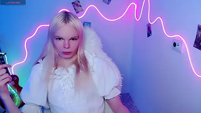 Snapshot of Emily_Nyaffee chatting on October 28, 2025, 9:28 pm Emily Nyaffee online show from October 28, 2025, 9:28 pm