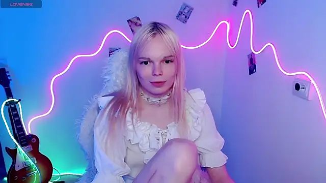 Snapshot of Emily_Nyaffee chatting on October 31, 2025, 5:25 pm Emily Nyaffee online show from October 31, 2025, 5:25 pm