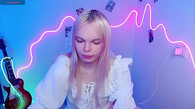 Snapshot of Emily_Nyaffee chatting on November 1, 2025, 1:02 pm Emily Nyaffee online show from November 1, 2025, 1:02 pm