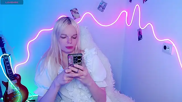 Snapshot of Emily_Nyaffee chatting on November 3, 2025, 3:13 pm Emily Nyaffee online show from November 3, 2025, 3:13 pm