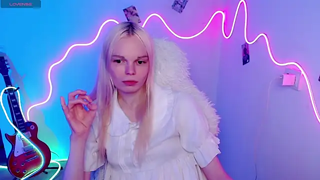 Snapshot of Emily_Nyaffee chatting on November 6, 2025, 8:32 pm Emily Nyaffee online show from November 6, 2025, 8:32 pm