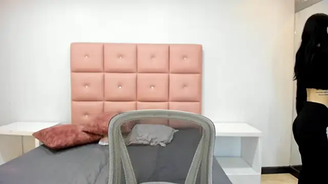 lhiamfit online show from December 5, 2024, 6:33 pm