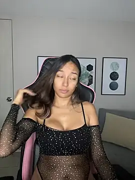 DianaHopson online show from February 5, 2025, 11:06 pm