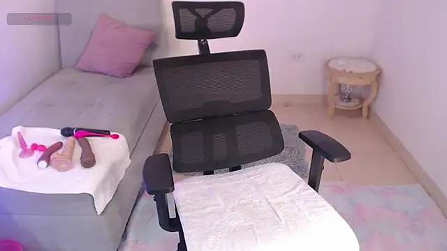 lilian prada online show from March 1, 2025, 5:05 pm