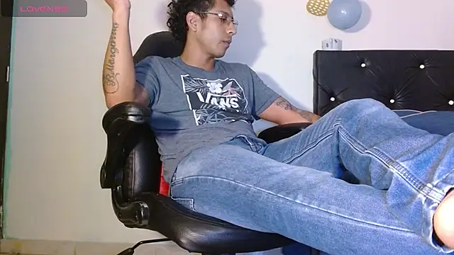 Snapshot of FuckHardlove chatting on December 3, 2024, 2:16 pm FuckHardlove online show from December 3, 2024, 2:16 pm