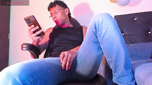 Snapshot of FuckHardlove chatting on December 20, 2024, 3:47 am FuckHardlove online show from December 20, 2024, 3:47 am