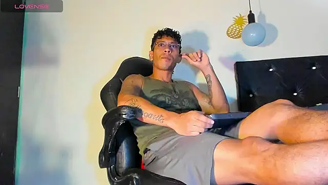 Snapshot of FuckHardlove chatting on December 28, 2024, 5:25 pm FuckHardlove online show from December 28, 2024, 5:25 pm