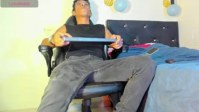 Snapshot of FuckHardlove chatting on February 14, 2025, 3:22 am FuckHardlove online show from February 14, 2025, 3:22 am