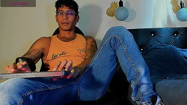 Snapshot of FuckHardlove chatting on February 27, 2025, 7:15 pm FuckHardlove online show from February 27, 2025, 7:15 pm