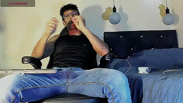 Snapshot of FuckHardlove chatting on March 4, 2025, 5:03 pm FuckHardlove online show from March 4, 2025, 5:03 pm