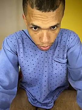 Snapshot of MoiseXxx_777 chatting on October 5, 2025, 1:04 am MoiseXxx 777 online show from October 5, 2025, 1:04 am