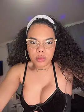 naomikandra online show from December 3, 2025, 8:18 pm