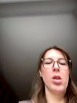 Snapshot of MommmyYummy chatting on October 17, 2025, 10:07 am MommmyYummy online show from October 17, 2025, 10:07 am
