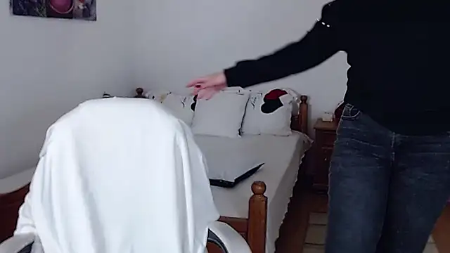 evamaria2024 online show from March 20, 2025, 8:42 am