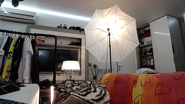 ILoveToFeelU online show from October 9, 2025, 2:48 pm