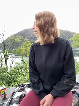 Mia Railey online show from October 27, 2025, 2:21 pm