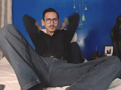 HomeAloneK online show from October 26, 2025, 8:15 pm