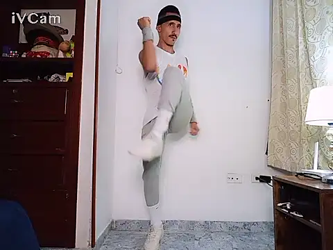 HomeAloneK online show from November 30, 2025, 7:51 pm