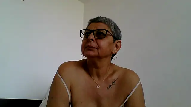 Snapshot of roseblak42 chatting on July 14, 2026, 1:39 pm roseblak42 online show from July 14, 2026, 1:39 pm
