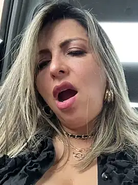  Abril-Office1 online show from January 3, 2025, 6:35 pm