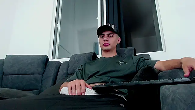 Stiven CL online show from October 16, 2025, 4:46 am