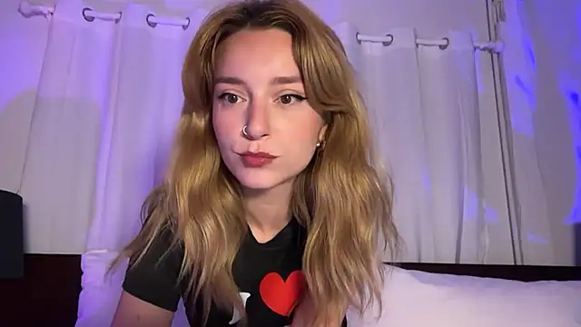 Snapshot of SirenaBelle chatting on May 27, 2026, 9:23 pm SirenaBelle online show from May 27, 2026, 9:23 pm
