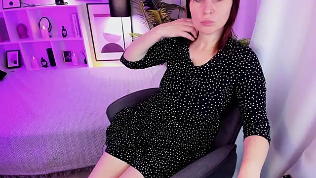 Snapshot of ZoeEast chatting on November 5, 2025, 1:33 pm ZoeEast online show from November 5, 2025, 1:33 pm