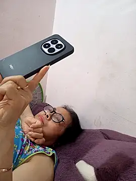 Hotestlove online show from April 6, 2026, 11:27 pm