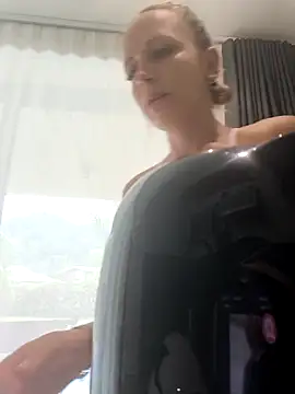 emma4xxx online show from April 11, 2026, 12:59 am