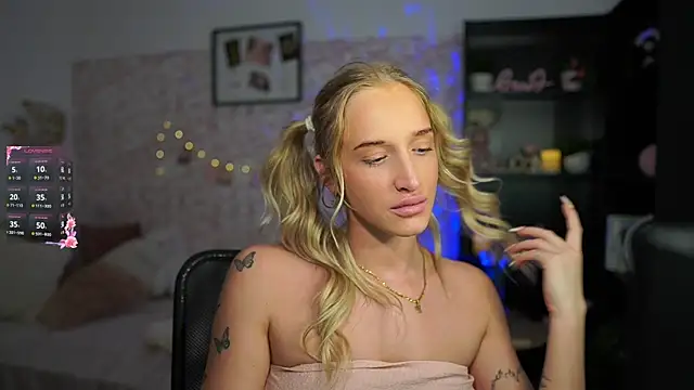 Snapshot of Nicolette__Shea_ chatting on March 14, 2025, 12:18 pm Nicolette Shea online show from March 14, 2025, 12:18 pm