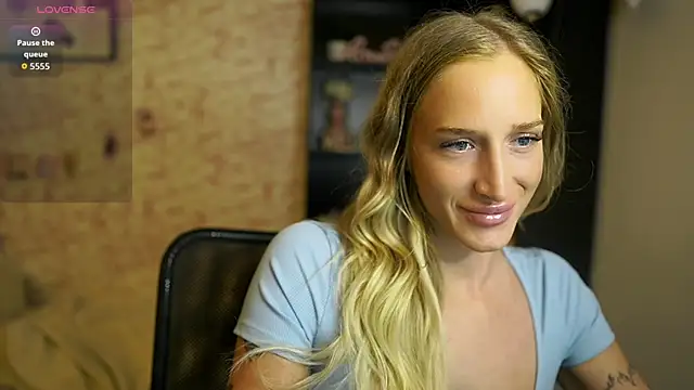 Snapshot of Nicolette__Shea_ chatting on October 19, 2025, 1:34 pm Nicolette Shea online show from October 19, 2025, 1:34 pm