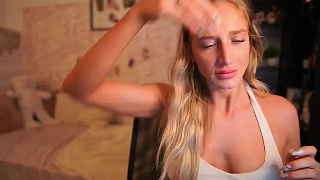 Nicolette  Shea  online show from November 27, 2025, 9:11 am