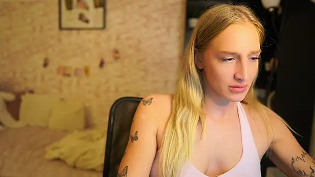 Nicolette  Shea  online show from December 1, 2025, 9:14 am