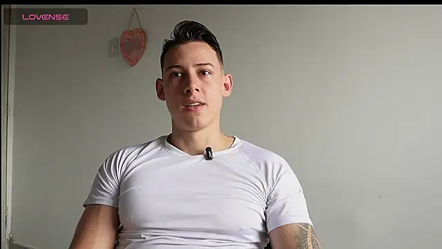Snapshot of Muscle_King_Cum chatting on June 18, 2026, 1:26 pm Muscle King Cum online show from June 18, 2026, 1:26 pm