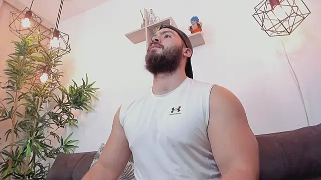Snapshot of SebastianVilla_ chatting on May 5, 2026, 12:07 am SebastianVilla online show from May 5, 2026, 12:07 am