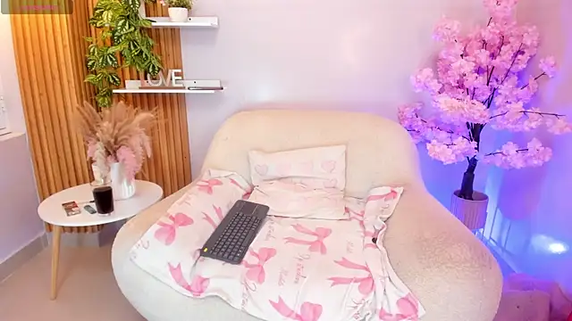 Snapshot of MrsFoucher chatting on July 28, 2026, 11:15 pm MrsFoucher online show from July 28, 2026, 11:15 pm