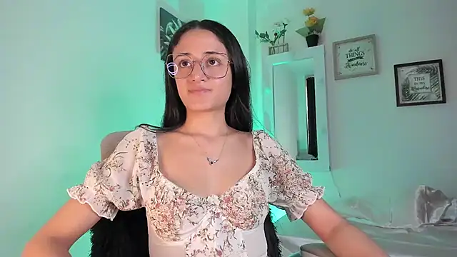  Caroliinee  online show from February 12, 2025, 9:33 pm