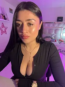 lucianaroy online show from March 18, 2026, 5:49 pm