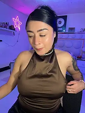 lucianaroy online show from April 18, 2026, 2:37 am