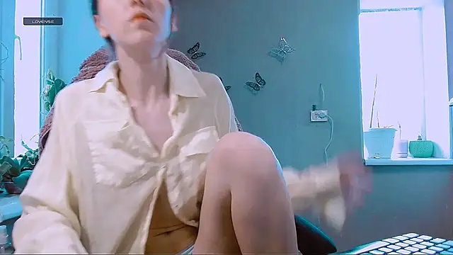 RosaJil online show from April 19, 2026, 1:43 pm