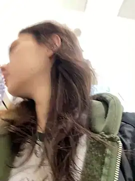 QuitieLia online show from December 6, 2024, 8:15 am